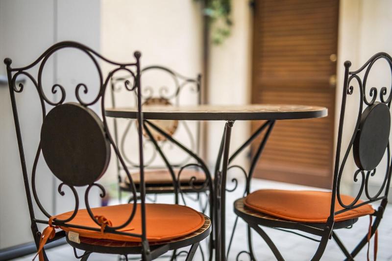 تختخواب و صبحانه Art&coffee