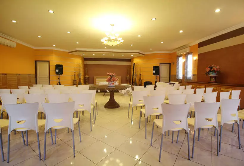 هتل Airy Alun Alun Mastrip 56 Blitar