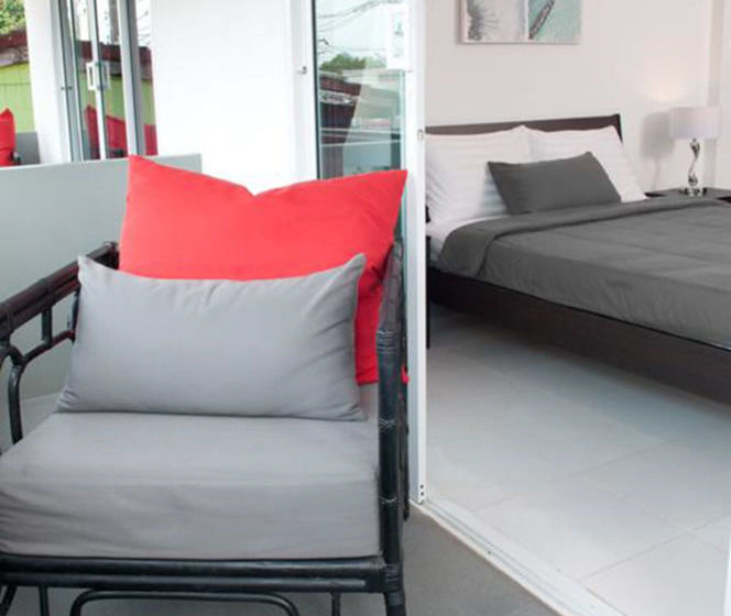 酒店 Surin Beach Rooms