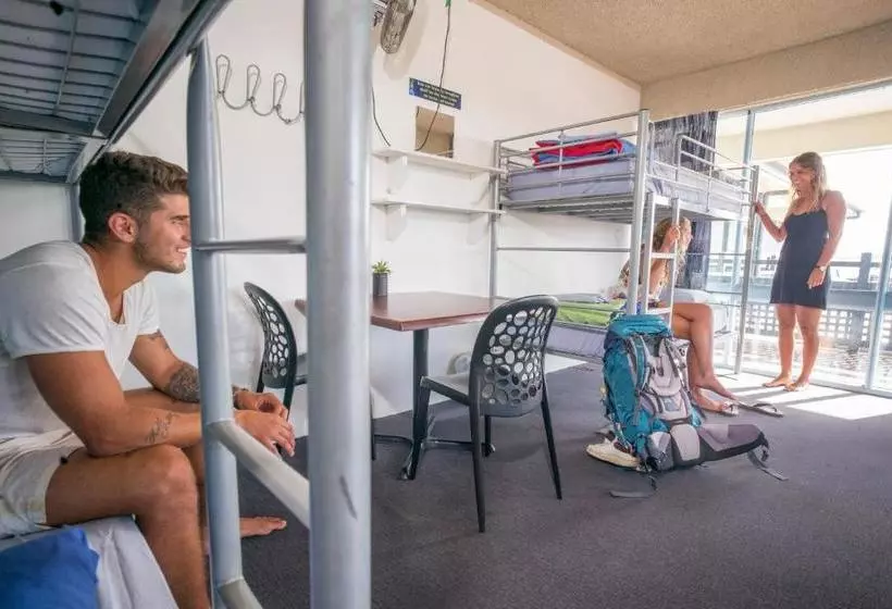 Hostelli Surfers Paradise Yha