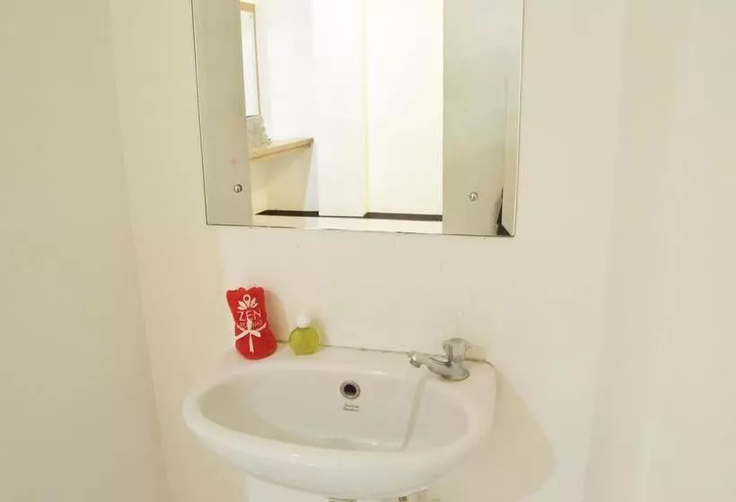 簡易ホテル Zen Rooms Kalimas Kh Mas Mansyur