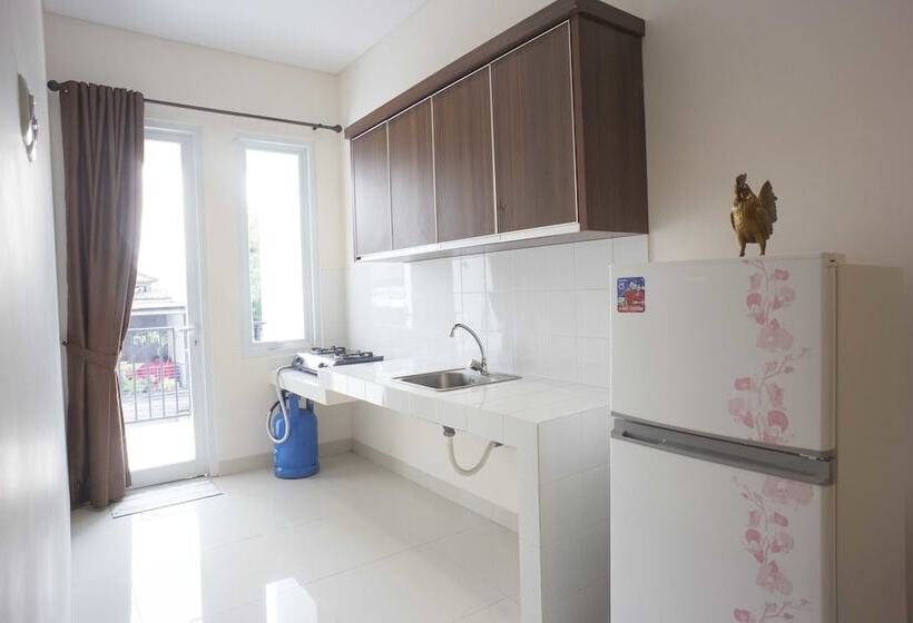 Отель Reddoorz @ Anggrek Radio Dalam