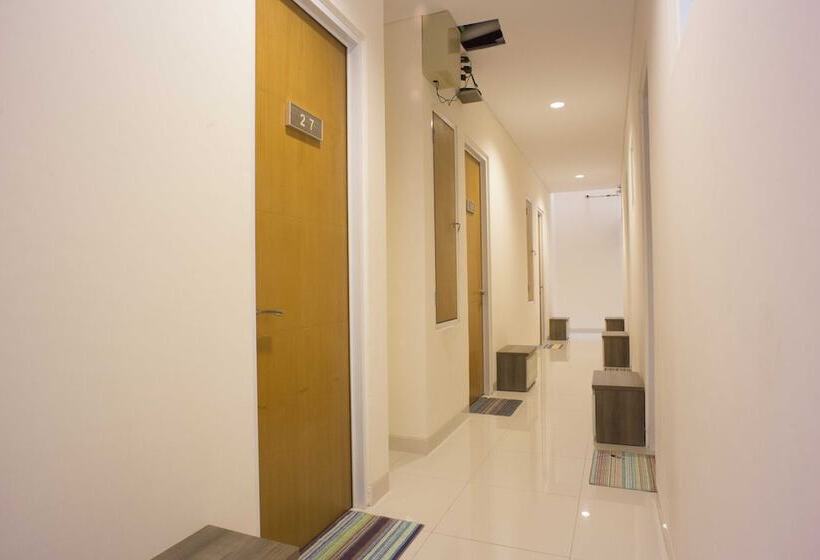 Отель Reddoorz @ Anggrek Radio Dalam