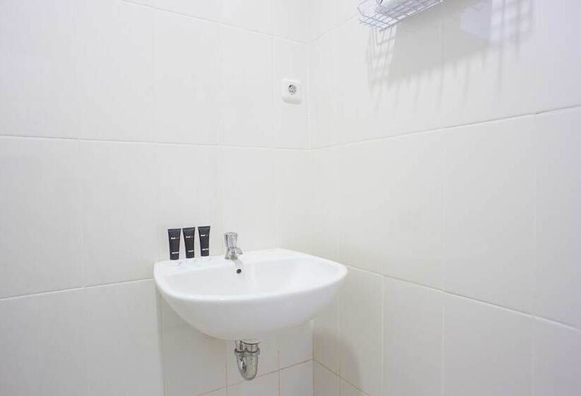 Отель Reddoorz @ Anggrek Radio Dalam