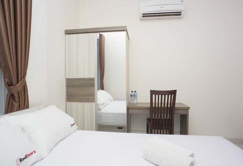 Отель Reddoorz @ Anggrek Radio Dalam