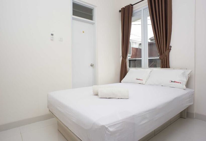 Отель Reddoorz @ Anggrek Radio Dalam