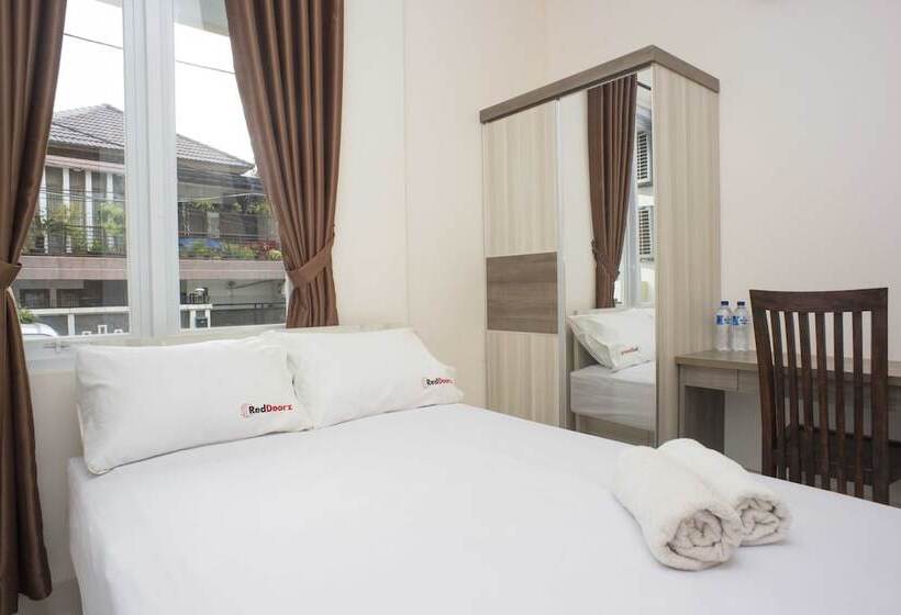 Отель Reddoorz @ Anggrek Radio Dalam