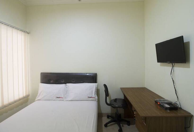 Отель Reddoorz @ Salemba Raya