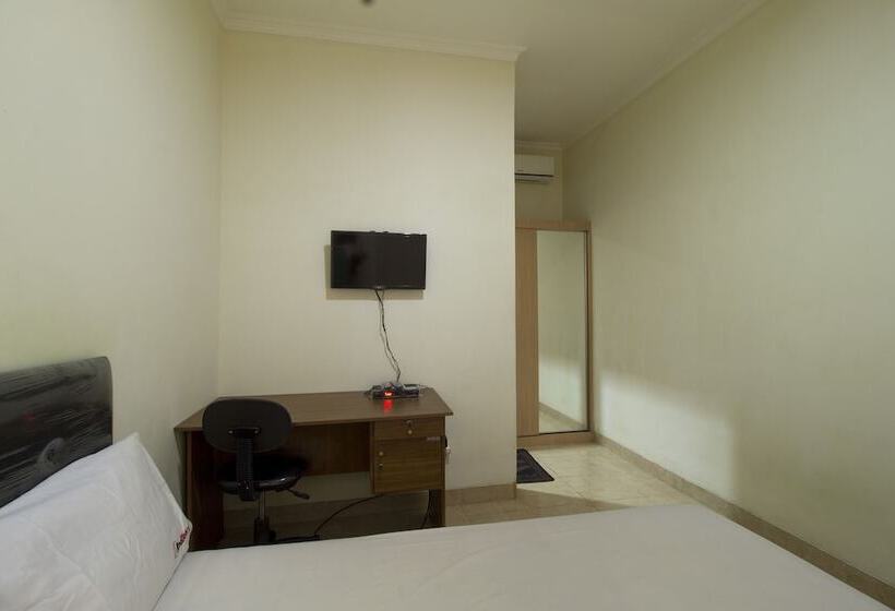 Отель Reddoorz @ Salemba Raya