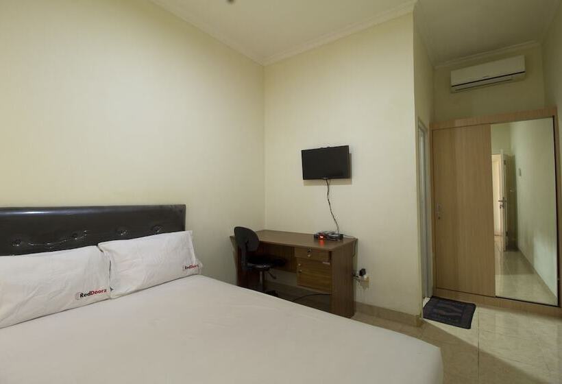 Отель Reddoorz @ Salemba Raya