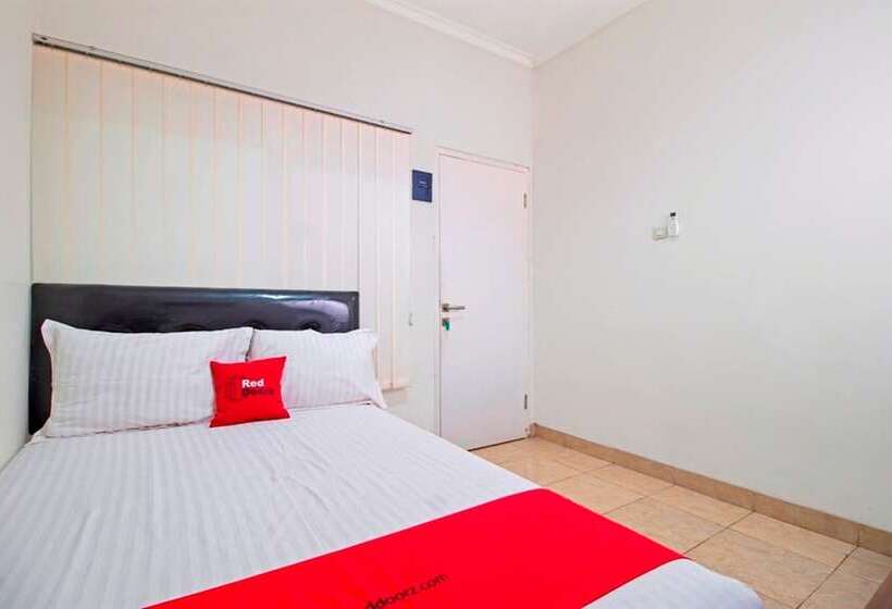 Отель Reddoorz @ Salemba Raya