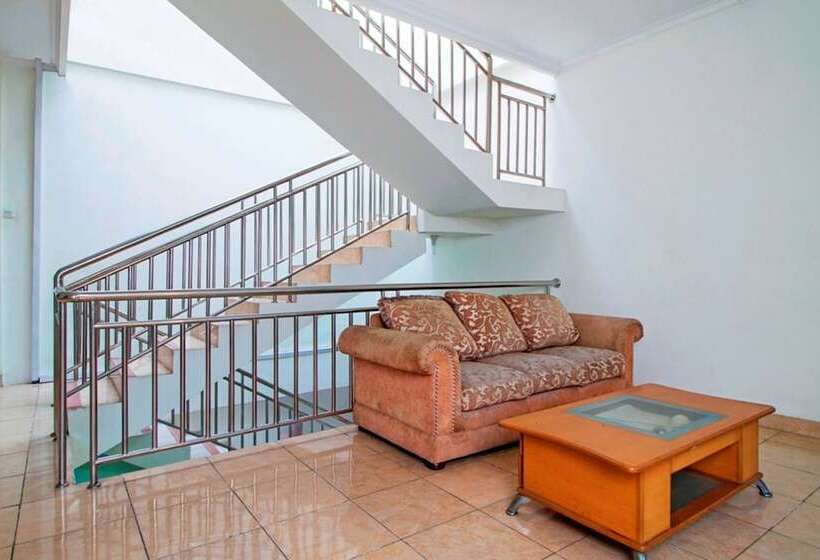 Отель Reddoorz @ Salemba Raya