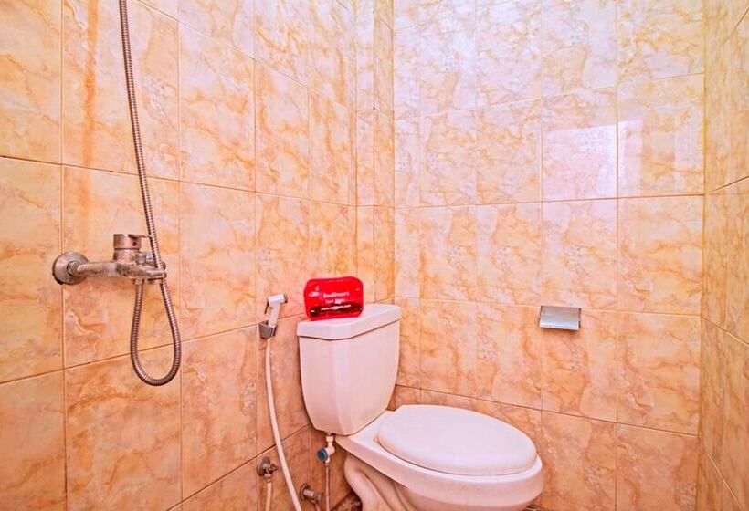 Отель Reddoorz @ Salemba Raya