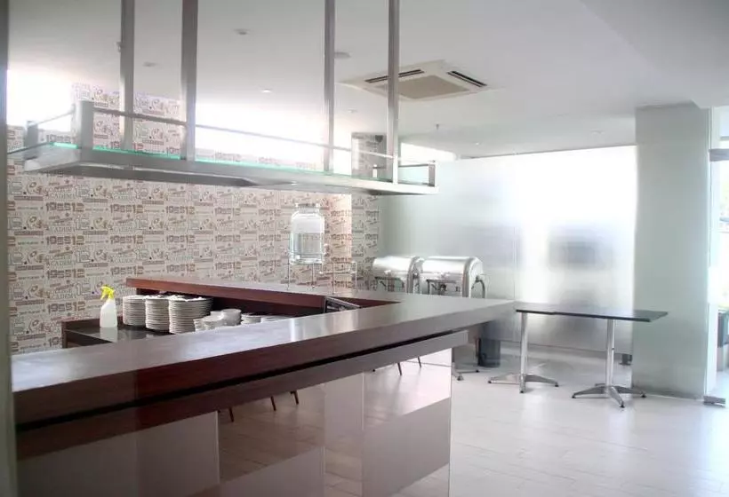 Hotelli Zen Rooms Kusuma Bangsa