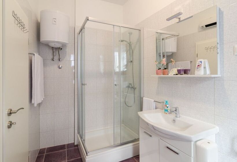 פנסיון Rooms Tezoro