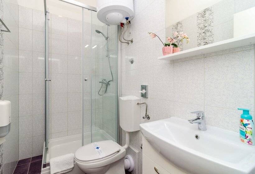 פנסיון Rooms Tezoro