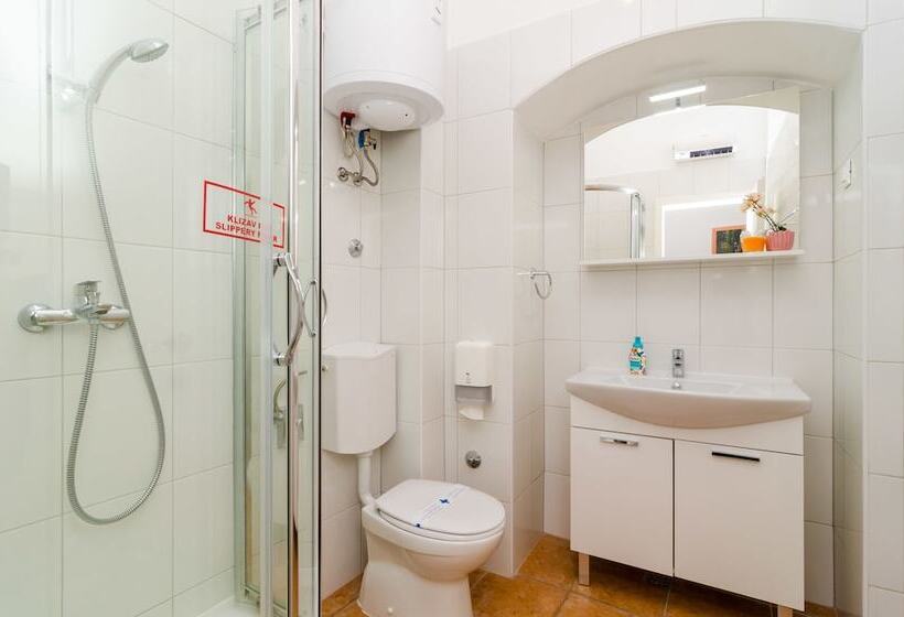 פנסיון Rooms Tezoro