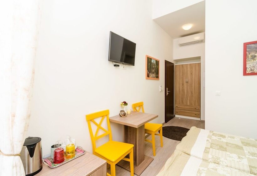 פנסיון Rooms Tezoro