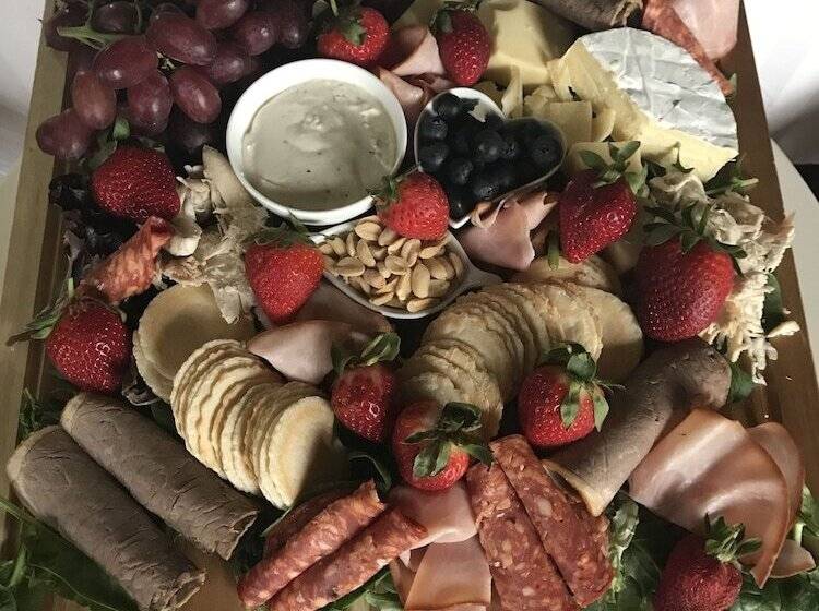 Пансион Spa Suites At Raven