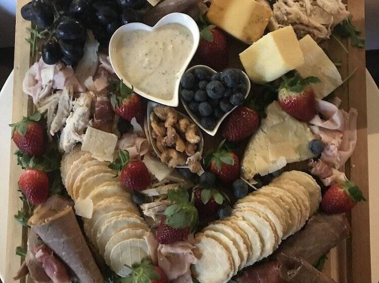 Пансион Spa Suites At Raven