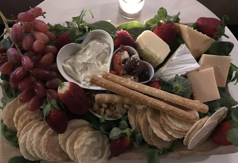 Пансион Spa Suites At Raven