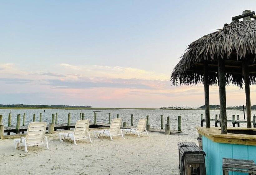 리조트 Snug Harbor Marina And