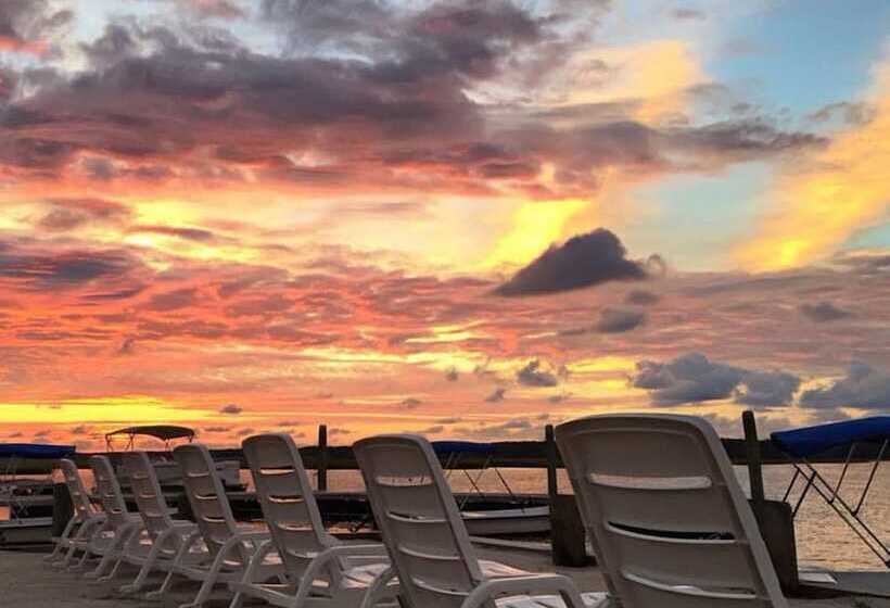 리조트 Snug Harbor Marina And