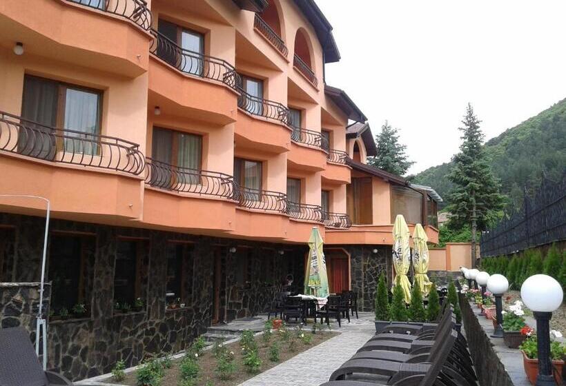 Family Hotel Emaly Green