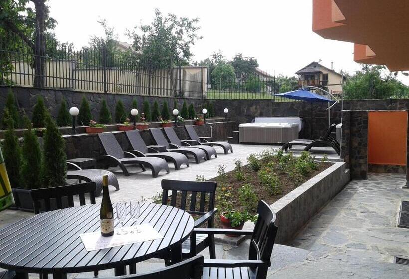 Family Hotel Emaly Green