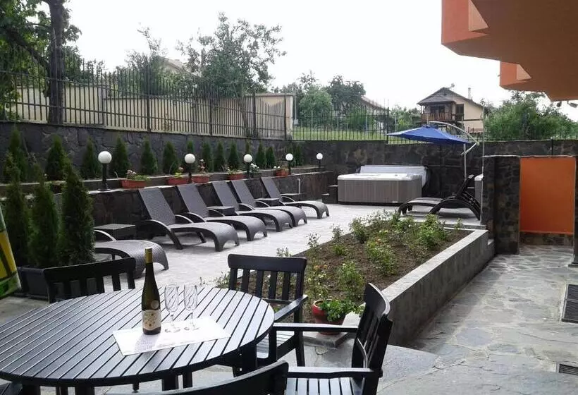 Family Hotel Emaly Green