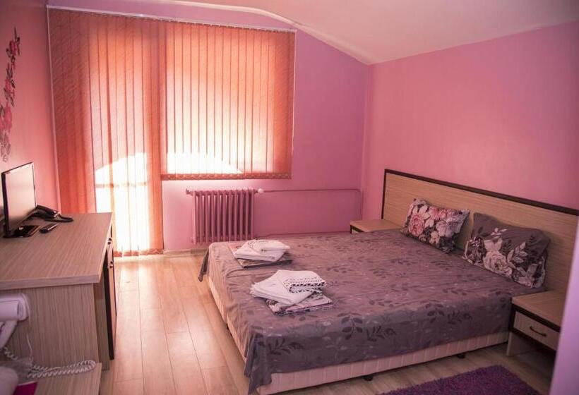 Family Hotel Emaly Green