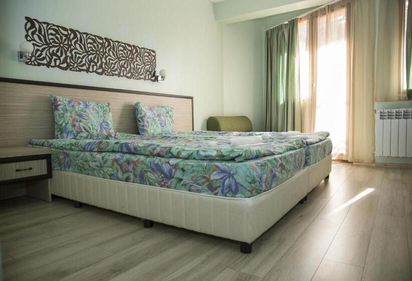 Family Hotel Emaly Green