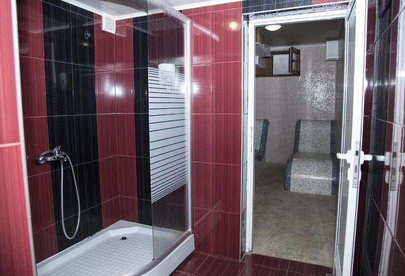 Family Hotel Emaly Green