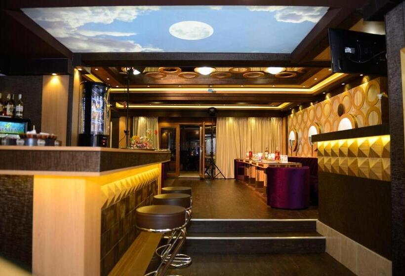 Family Hotel Emaly Green