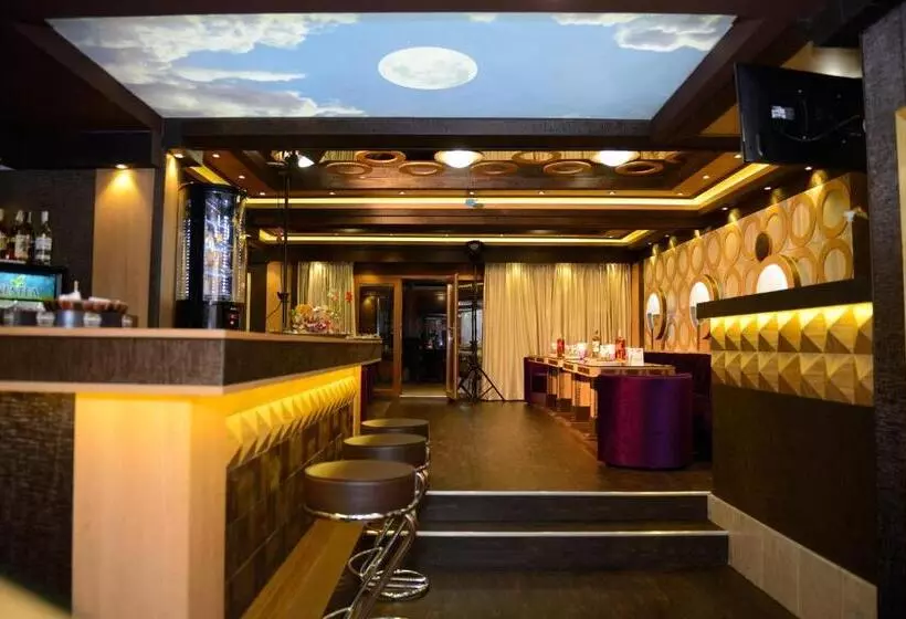 Family Hotel Emaly Green