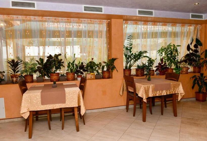 Отель Blyan Family