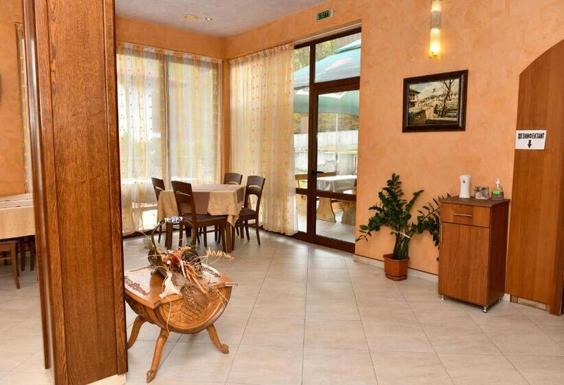 Отель Blyan Family