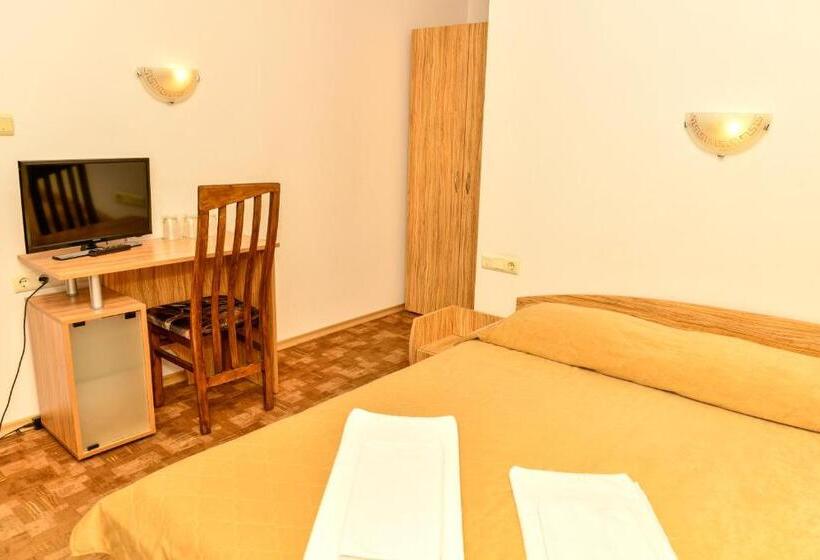 Отель Blyan Family