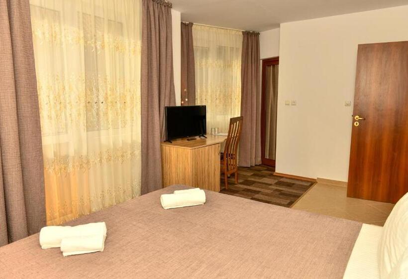 Отель Blyan Family