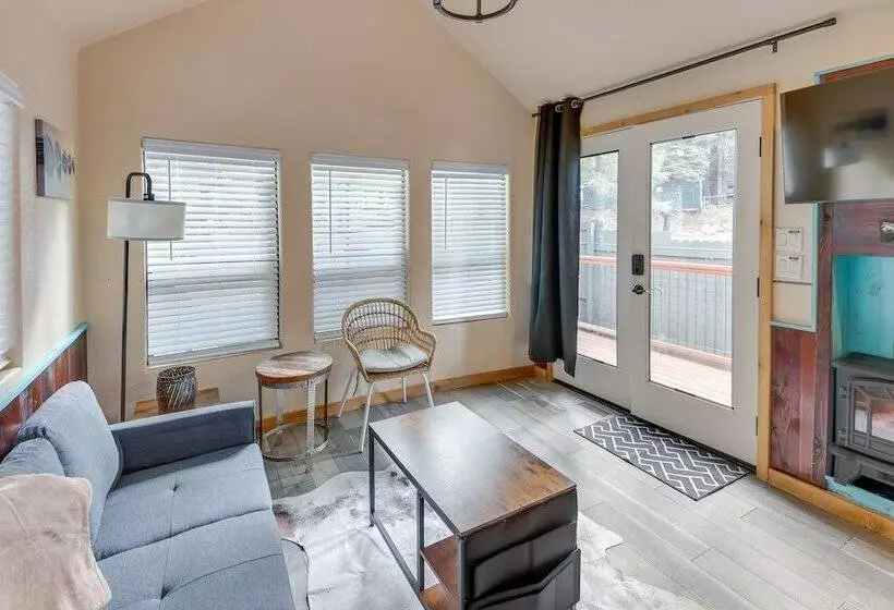 Quiet Lake Almanor Cabin, Steps To Fishing