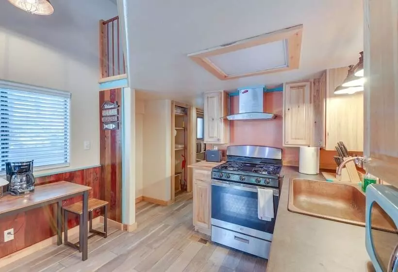 Quiet Lake Almanor Cabin, Steps To Fishing