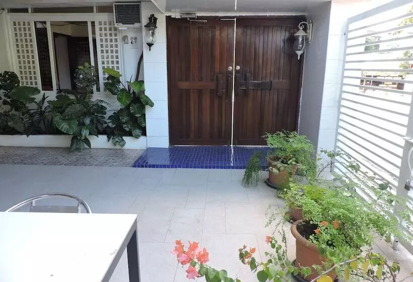 تختخواب و صبحانه Orange Mangrove Pension House