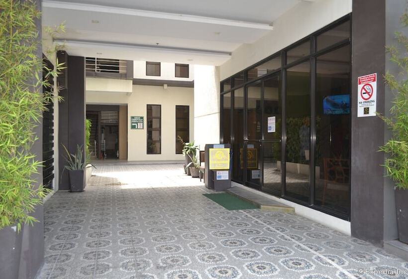 בית מלון כפרי Columbus Plaza