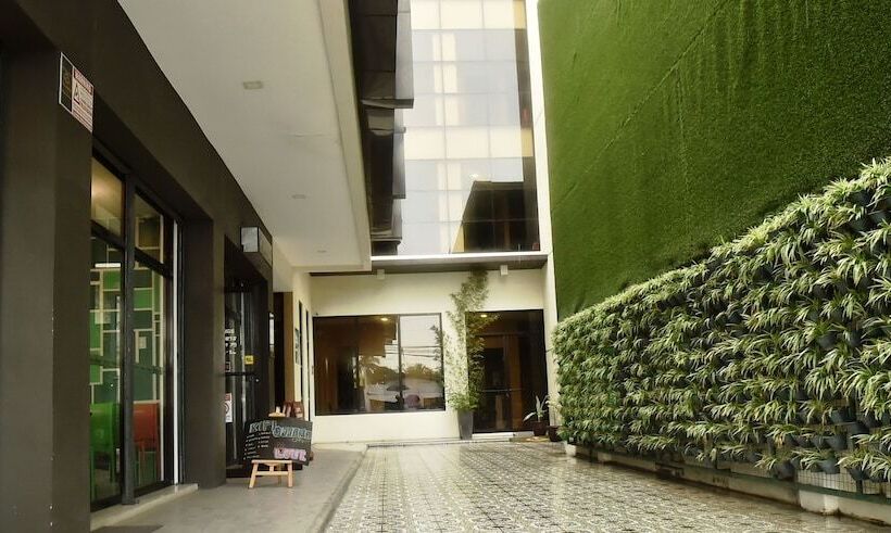 בית מלון כפרי Columbus Plaza