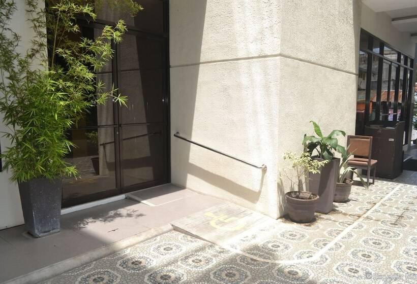 בית מלון כפרי Columbus Plaza