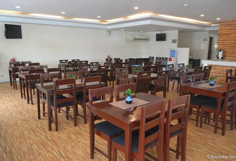 בית מלון כפרי Columbus Plaza