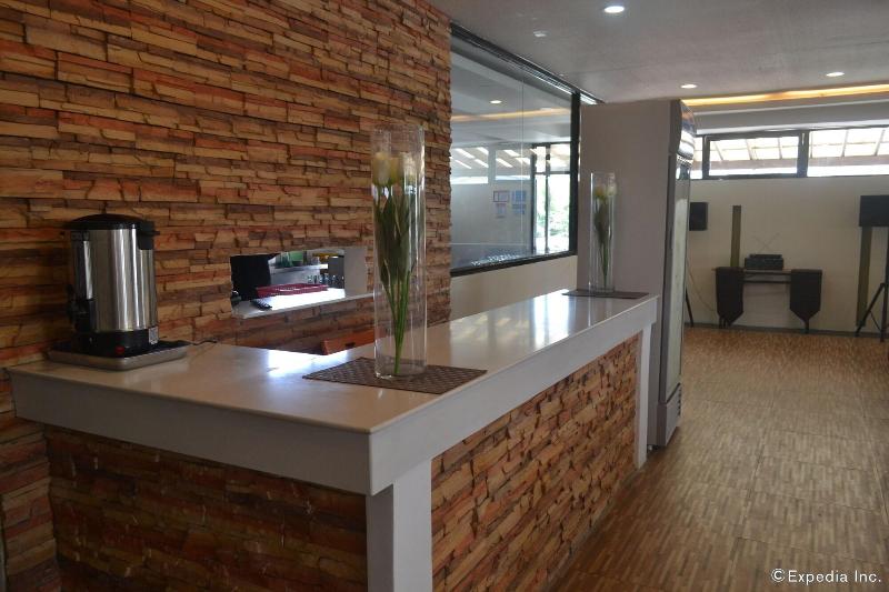 בית מלון כפרי Columbus Plaza