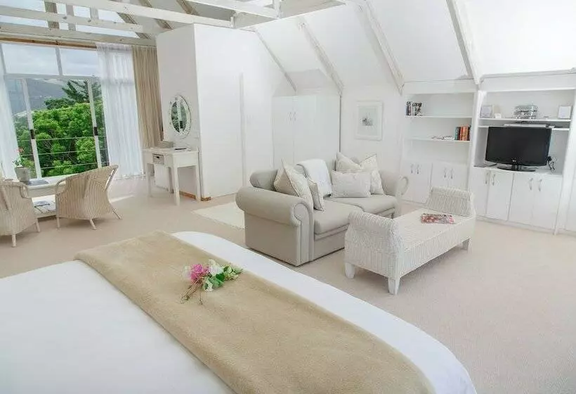 پانسیون Whales Way Ocean Retreat