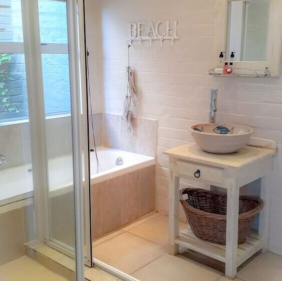 פנסיון Whales Way Ocean Retreat