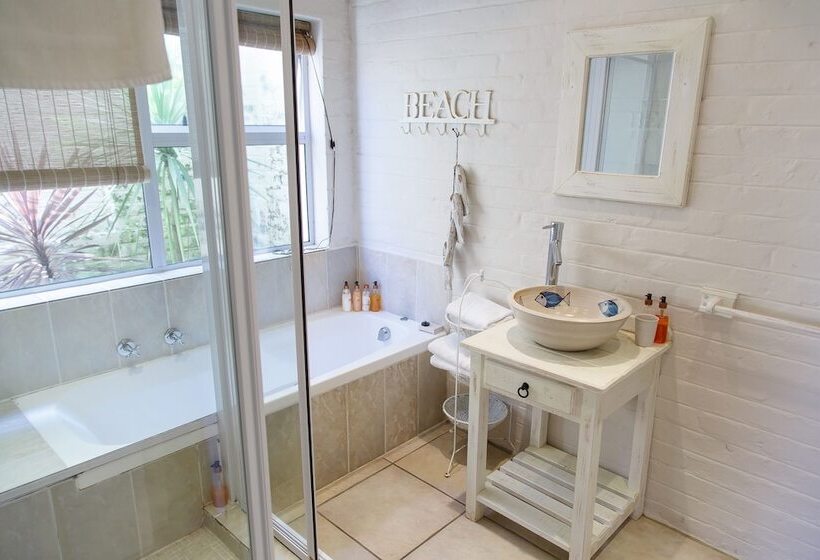 פנסיון Whales Way Ocean Retreat